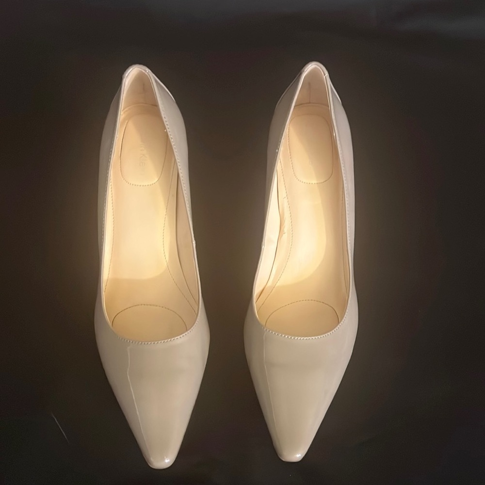 Calvin Klein patent leather greige pump